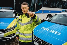 Foto von Fahrzeugen der Polizei Bremen und eines Mitarbeiters aus dem Bereich Fuhrparkmanagement