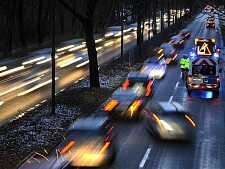 Foto der Verkehrspolizei bei einem Einsatz bei Nacht