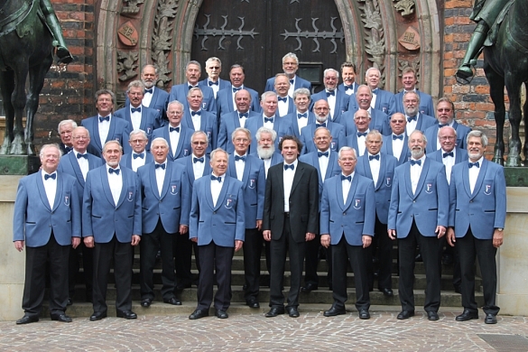 Auf dem Foto ist der Polizeichor vor dem Rathaus zu sehen.