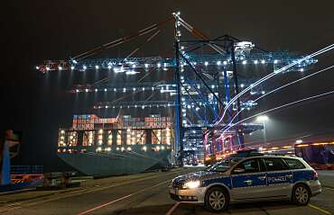 Streifenwagen im Hafen Bremerhavens bei Nacht