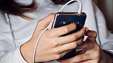 Mädchen mit Mobiltelefon in der Hand 