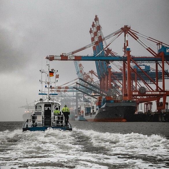 Hier sehen Sie das Streckenboot "Lesmona" an der Stromkaje in Bremerhaven