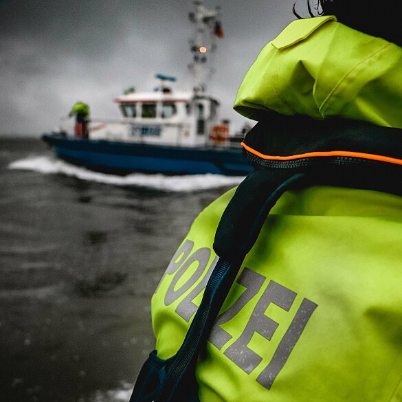 Hier sehen Sie einen Wasserschutzpolizisten vor dem Streckenboot "Lesmona"