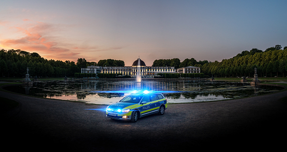 Auf dem Foto ist ein Streifenwagen vor dem Hollersee zu sehen.