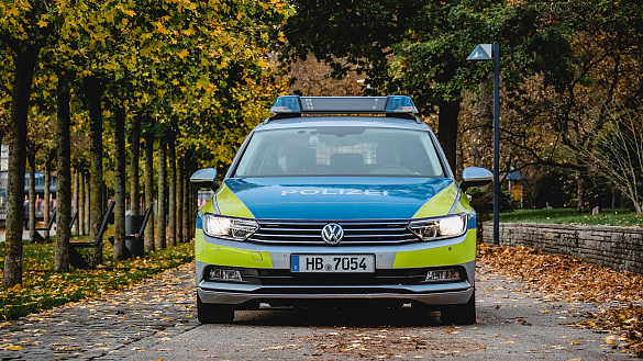 Auf dem Foto ist ein Streifenwagen zu sehen.