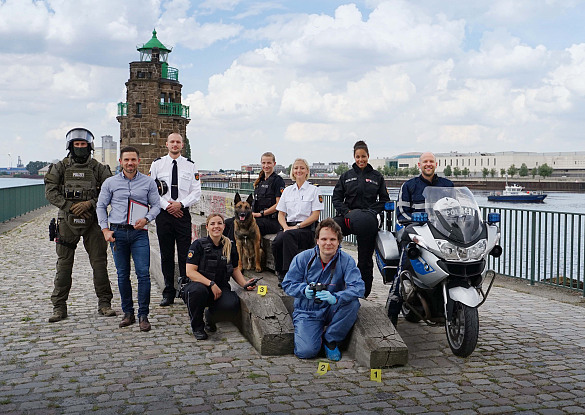 Auf diesem Bild sehen Sie viele Mitarbeitende der Polizei Bremen aus unterschiedlichen Bereichen, wie der Kriminalpolizei, der Direktion Einsatz oder der Zentralen Polizeidirektion.