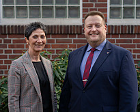 Foto der Leiterin, Petra van Anken, und des Ständigen Vertreters, Tim Gelineck