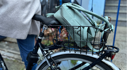 Fahrrad mit einem Rucksack im Korb