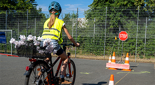 Rückansicht eines Mädchens auf einem Fahrrad