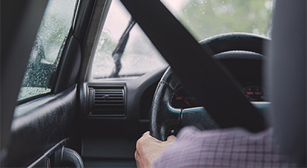 Rückeinsicht einer älteren Person am Fahrzeugsteuer